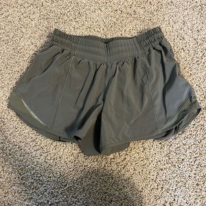 LULULEMON SIZE 6 hotty hot shorts. 4” Inseem